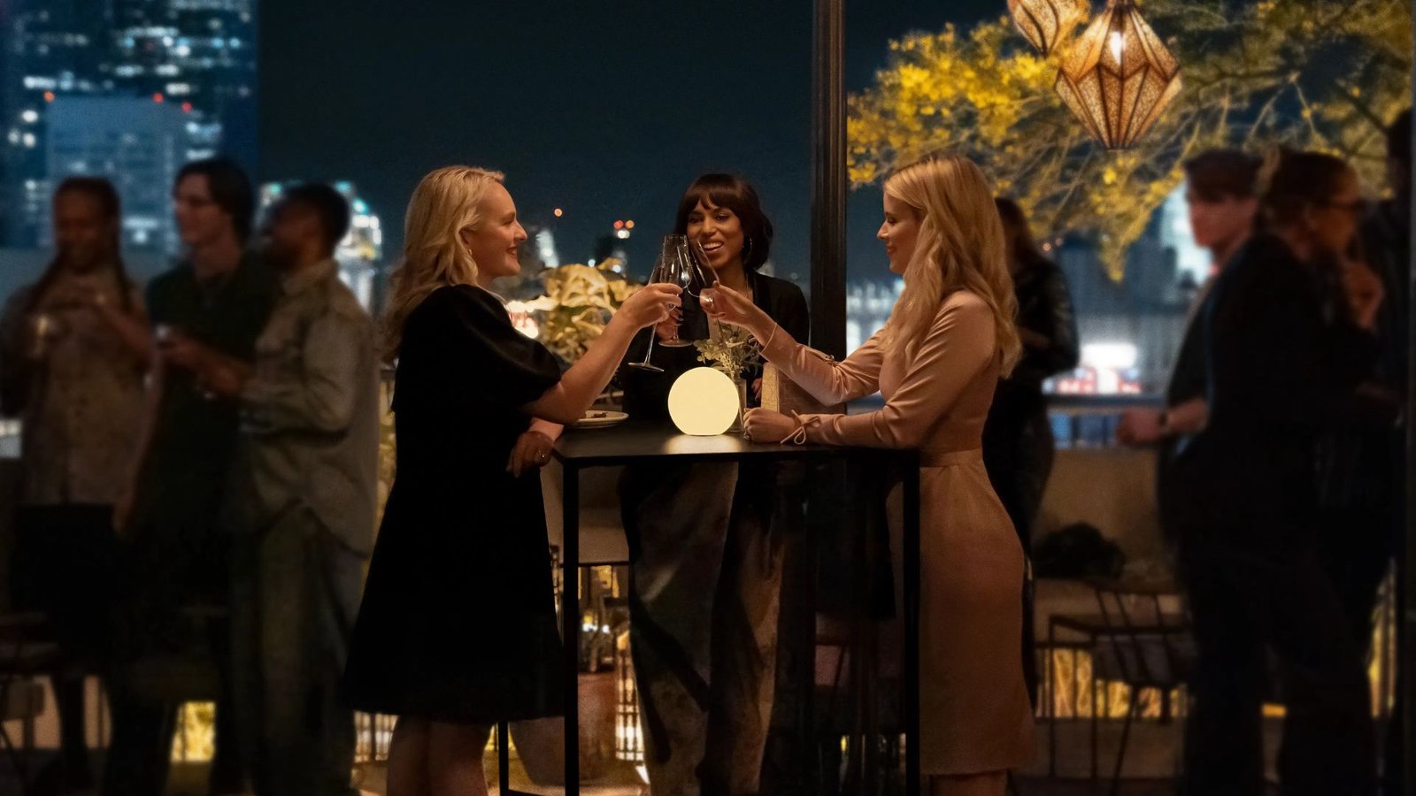 Elisabeth Moss e Kerry Washington brindam em cena da série Mulheres Imperfeitas.