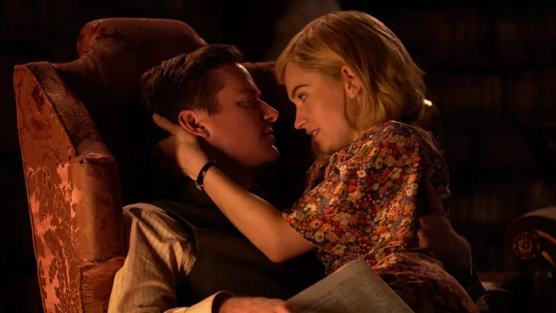 Armie Hammer e Lily James abraçados em uma poltrona no longa Rebecca, um exemplo de romances góticos modernos no streaming.