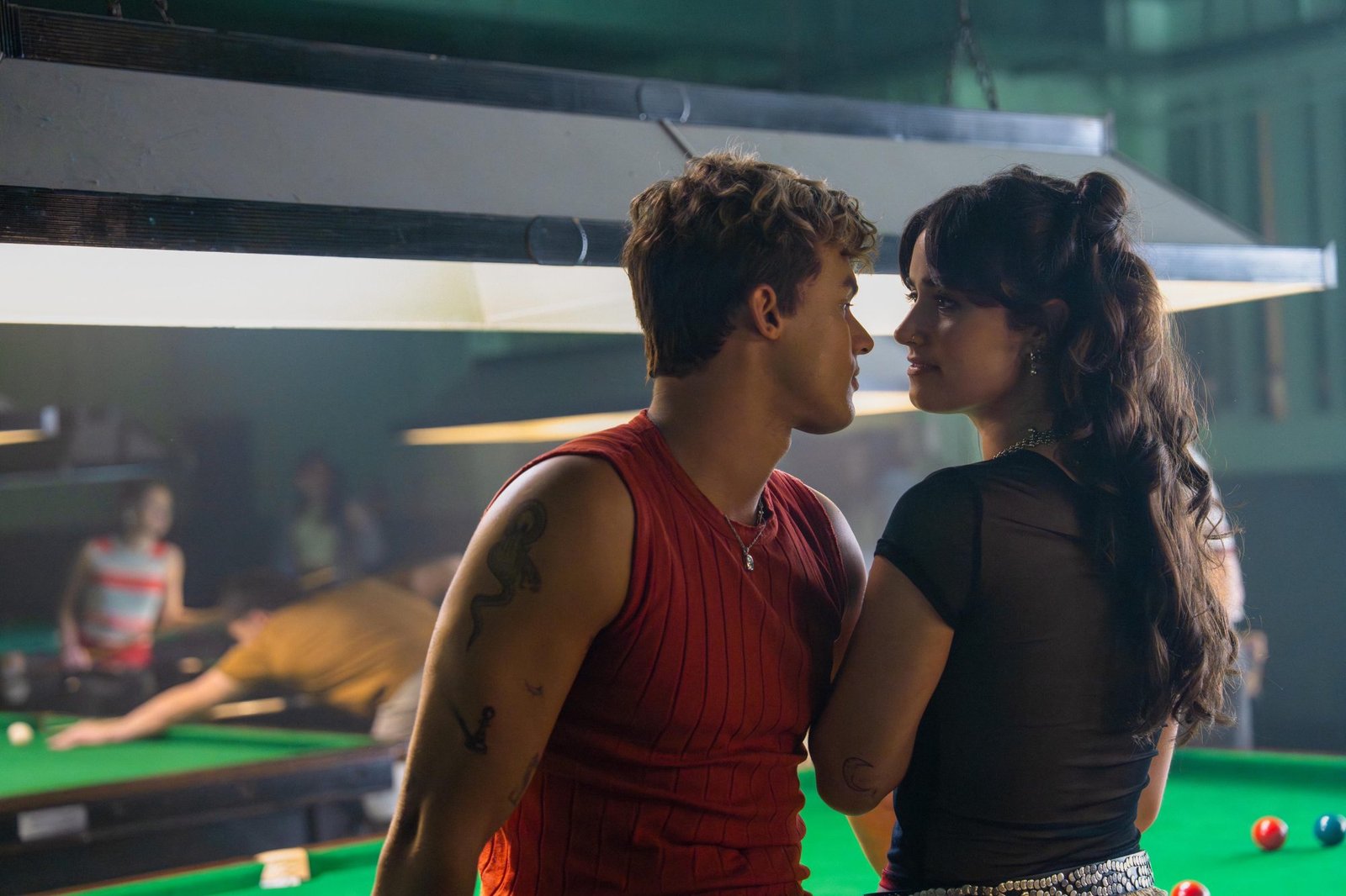 Asha Banks e Matthew Broome trocando olhares em uma mesa de sinuca no filme Sua Culpa Londres, destaque entre as estreias para ver no streaming.
