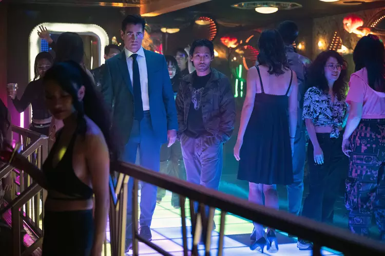 Colin Farrell e Jin Ha em cena noturna na pista de dança de um clube na série Sugar, um dos grandes mistérios entre as estreias para ver no streaming.