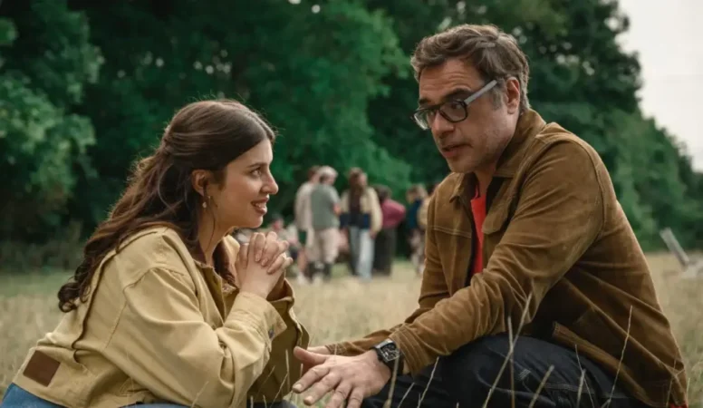 Protagonistas conversando ao ar livre em cena de Alice e Steve no Disney+.