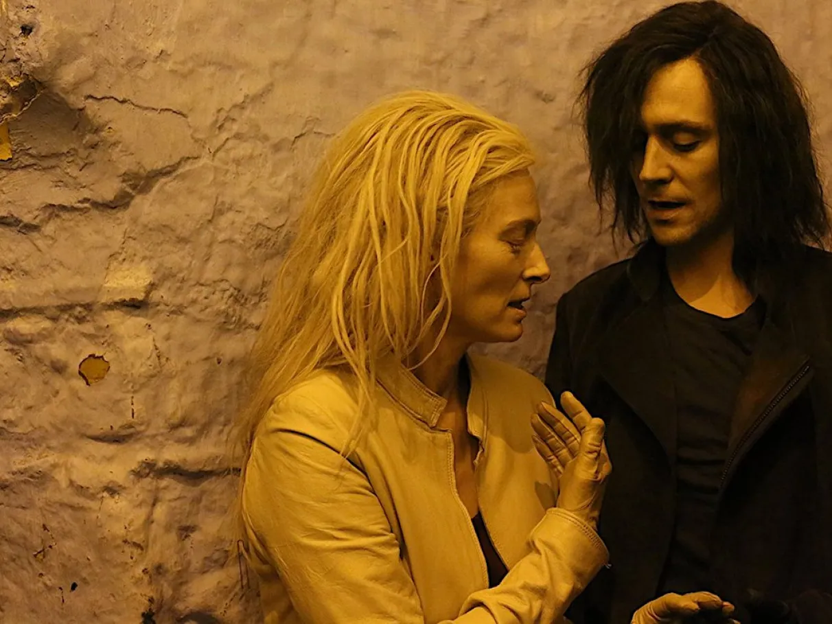 Tilda Swinton e Tom Hiddleston em cena do filme Amantes Eternos, um dos mais aclamados romances góticos modernos.