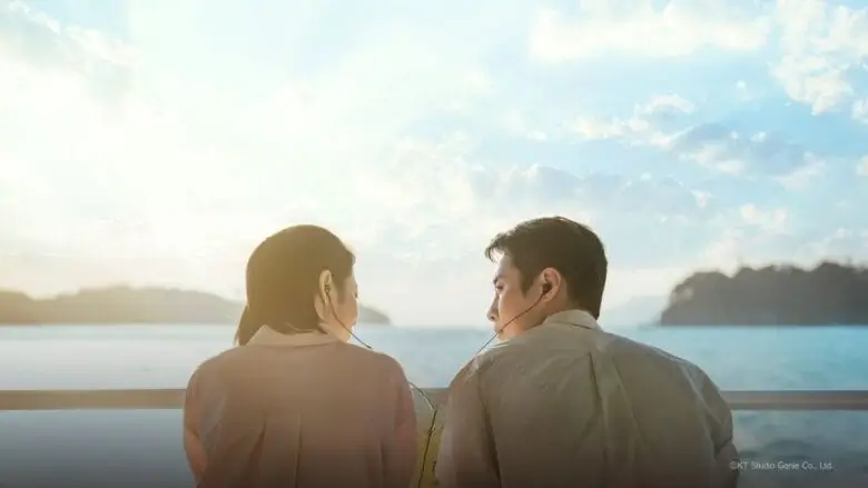 O ator Lee Jae-wook e a atriz Shin Ye-eun vistos de costas e de perfil, dividindo o mesmo fone de ouvido enquanto se encaram em um barco durante o pôr do sol, ilustrando quantos episódios tem Doutor à Beira do Amor.