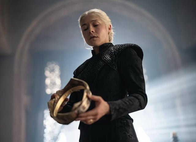 A rainha Rhaenyra Targaryen olhando para uma coroa dourada em suas mãos, uma das grandes atrações entre as estreias para ver no streaming.