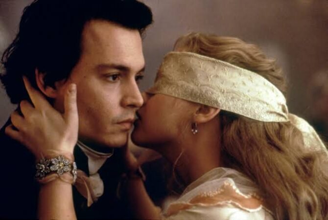 Johnny Depp e Christina Ricci em cena romântica de A Lenda do Cavaleiro sem Cabeça, clássico entre os romances góticos.