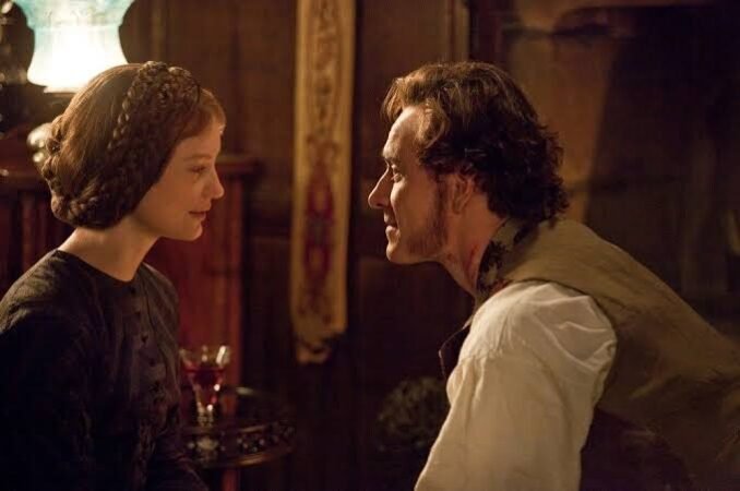 Mia Wasikowska e Michael Fassbender de perfil em cena de Jane Eyre, clássico absoluto entre os romances góticos.