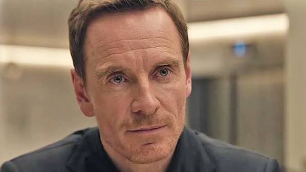 Michael Fassbender com olhar tenso e focado em cena da série de espionagem A Agência, um dos destaques entre as estreias para ver no streaming.