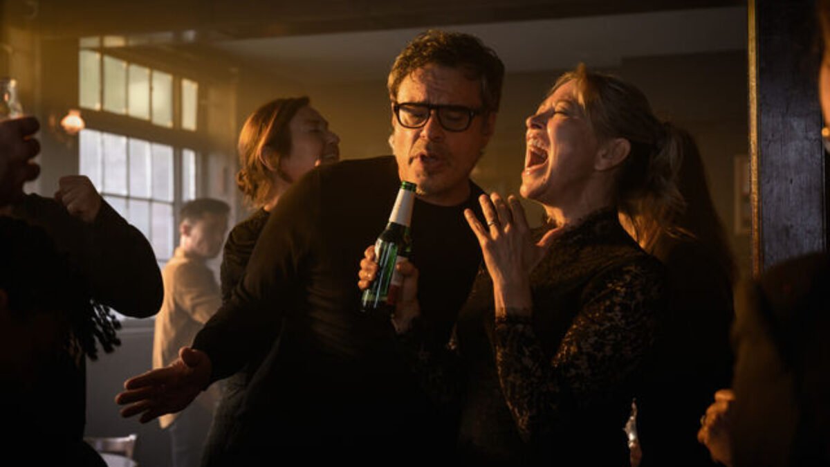 Alice e Steve estreia hoje no Disney+ após vencer o principal prêmio do Canneseries  Série estrelada por Nicola Walker e Jemaine Clement acompanha uma amizade de décadas colocada à prova quando um relacionamento inesperado transforma amigos em adversários.