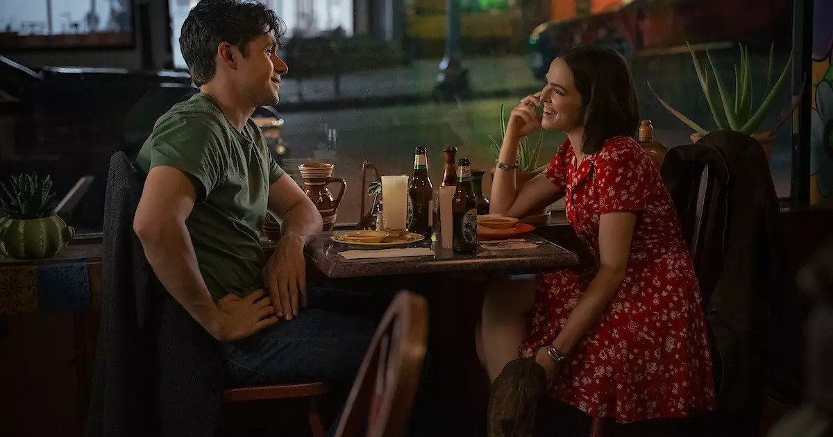 Zoey Deutch e Nick Robinson sorrindo em um encontro em restaurante no filme Mensagens para Isabelle, destaque entre as estreias para ver no streaming.