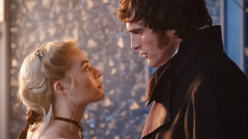 Margot Robbie e Jacob Elordi caracterizados em O Morro dos Ventos Uivantes, um clássico entre os romances góticos.