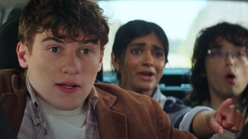 Os personagens principais no carro na comédia Driver's Ed, em destaque entre as estreias de junho nos streamings.
