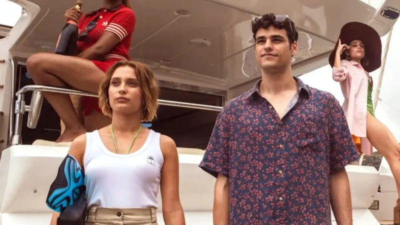 Ana Garcés e Tomy Aguilera em cena a bordo de um iate de luxo na série de mistério Oasis, destaque entre as estreias para ver no streaming.