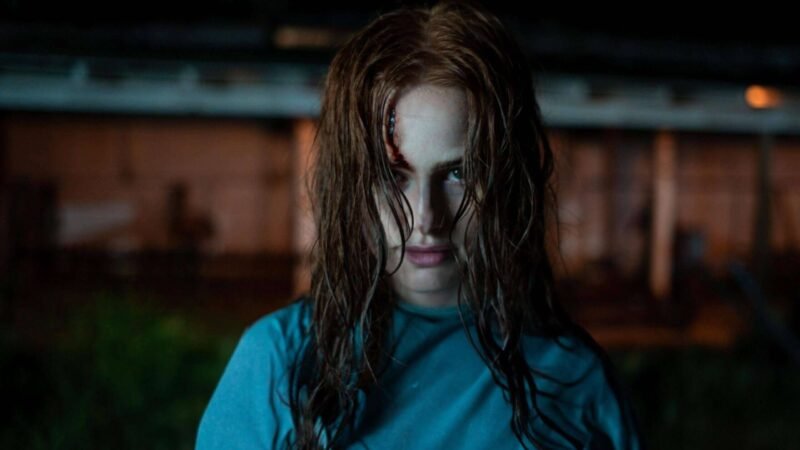 Madelaine Petsch ferida e com cabelos molhados no filme de terror Os Estranhos Capítulo 2, um dos grandes destaques nas estreias para ver no streaming.