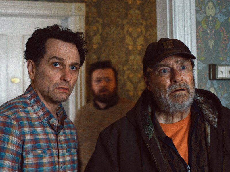 Cenas de Matthew Rhys e Stephen Root na série de terror e comédia O Segredo de Widow's Bay.