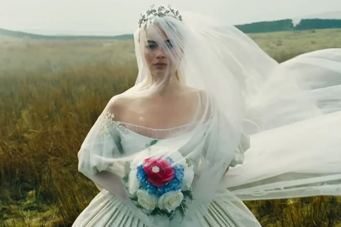 Margot Robbie como Catherine em O Morro dos Ventos Uivantes, um dos melhores filmes e séries de maio.