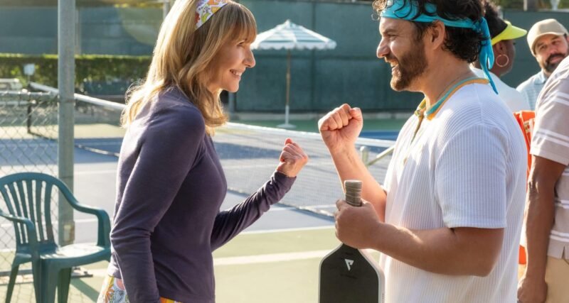 Mary Steenburgen e Jake Johnson comemorando com raquete de pickleball em cena de The Dink, destacando as novidades de julho no streaming