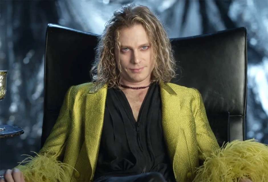 Sam Reid caracterizado como Lestat com blazer verde e visual rockstar em cena que destaca as novidades de julho nos streamings.