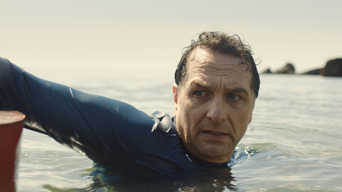 Matthew Rhys na água em cena de suspense dramático para o artigo de favoritos de junho.