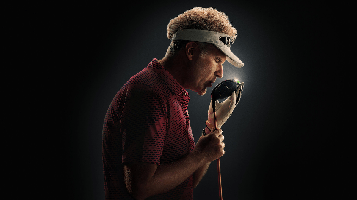 Will Ferrell de viseira cheirando um taco de golfe em cena da comédia O Falcão do Golfe, destaque dos lançamentos de julho.