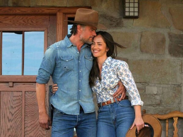 Josh Duhamel e Minka Kelly abraçados em cena romântica que ilustra as principais novidades de julho nas plataformas de streaming.
