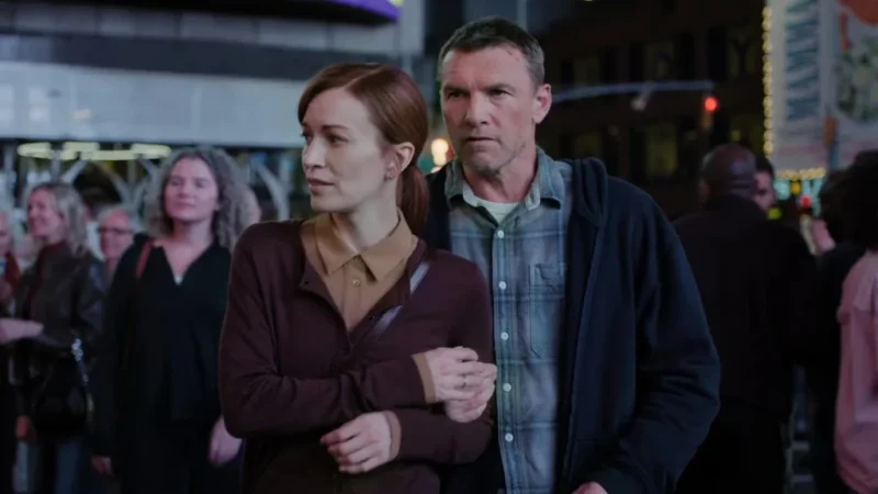 Britt Lower e Sam Worthington caminhando tensos em cena do filme Eu Vou Te Encontrar para o post de favoritos de junho.