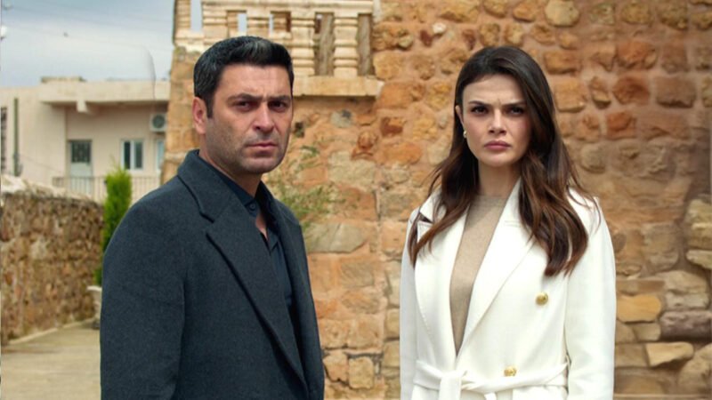 Ozan Akbaba e Sinem Ünsal encarando o perigo em cena da novela Longe Demais, um dos maiores destaques entre as estreias do streaming.