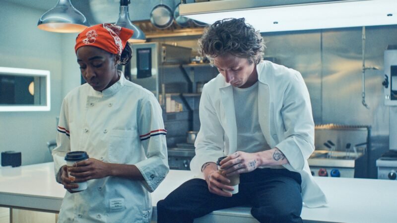 Ayo Edebiri e Jeremy Allen White em cena da temporada final de The Bear para o post de favoritos de junho.