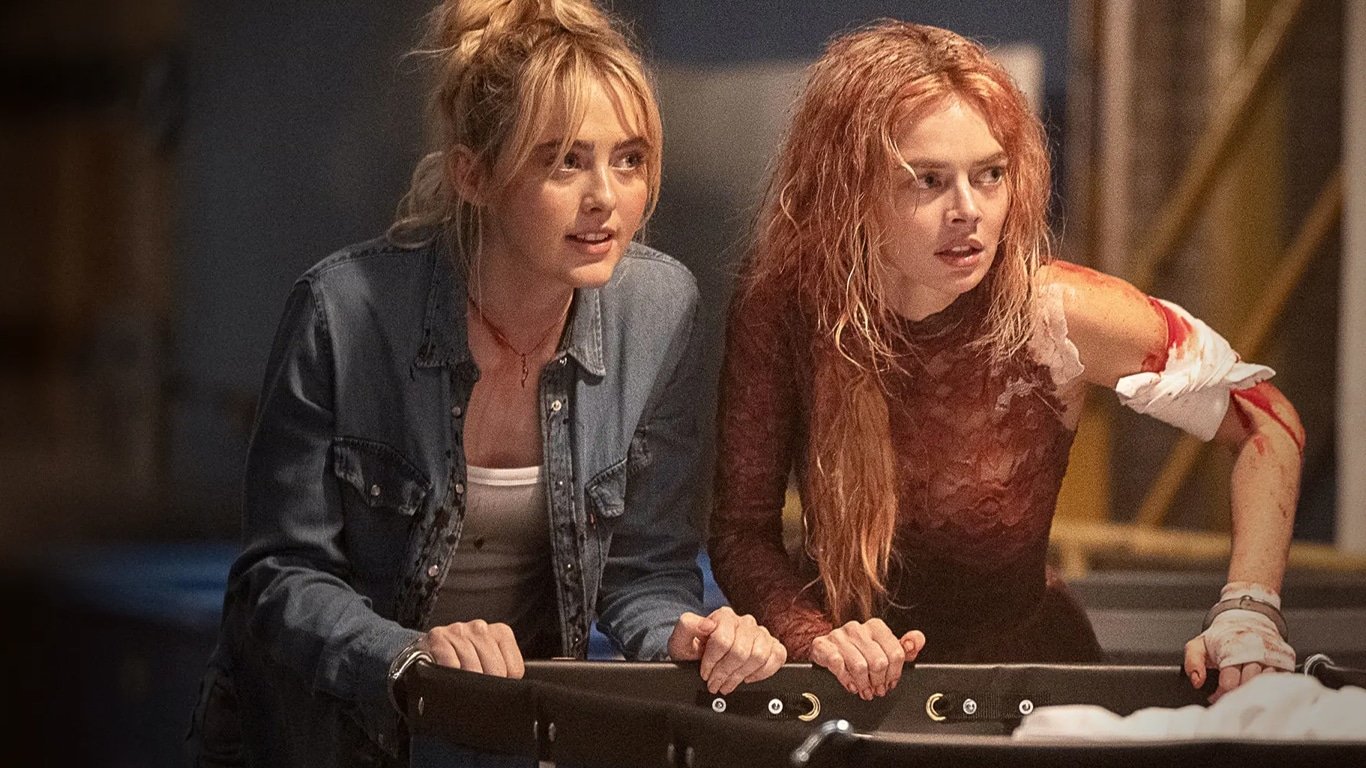 Samara Weaving e Kathryn Newton em cena de ação e suspense de Casamento Sangrento: A Viúva, opção de o que assistir nos streamings em julho