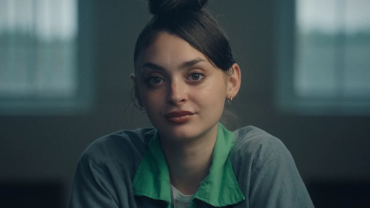 Retrato de Mackenzie Shirilla em plano médio olhando fixamente para a câmera usando uniforme de detenção, representando o documentário de true crime da Netflix.