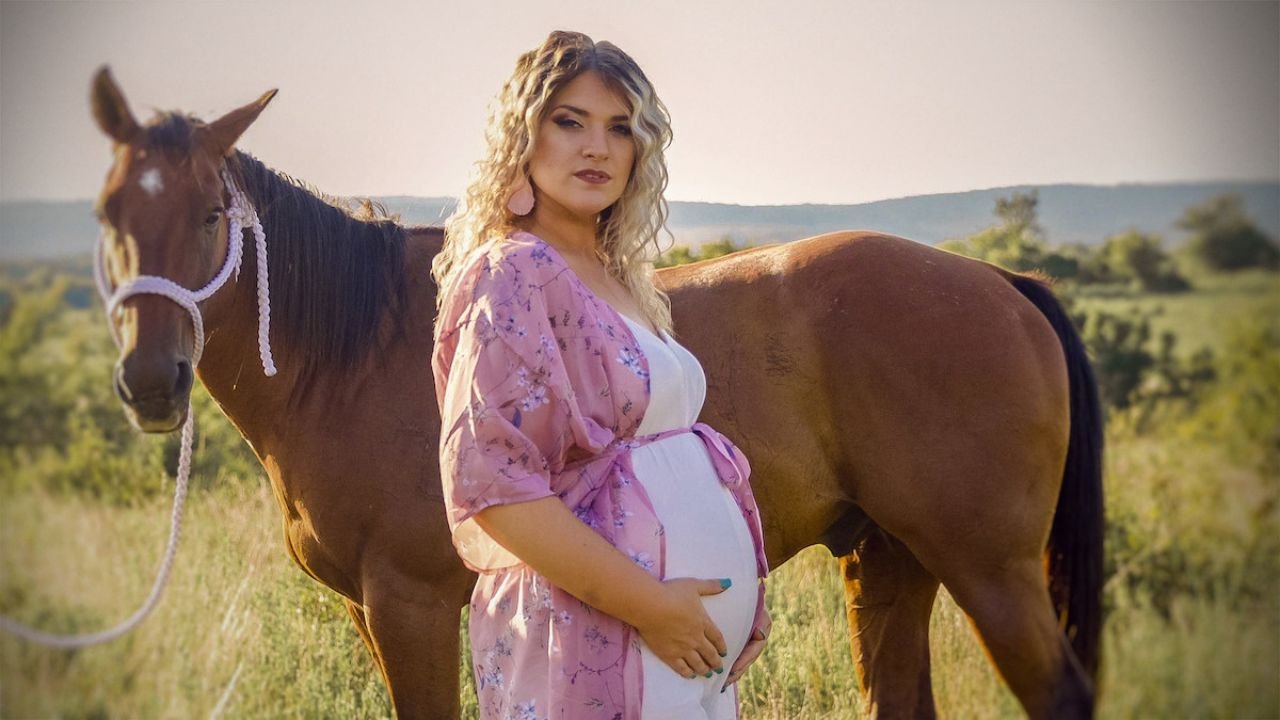 Foto de ensaio fotográfico de gestante falso com Taylor Parker posando com a mão na barriga ao lado de um cavalo marrom, ilustrando o documentário de true crime da Netflix.