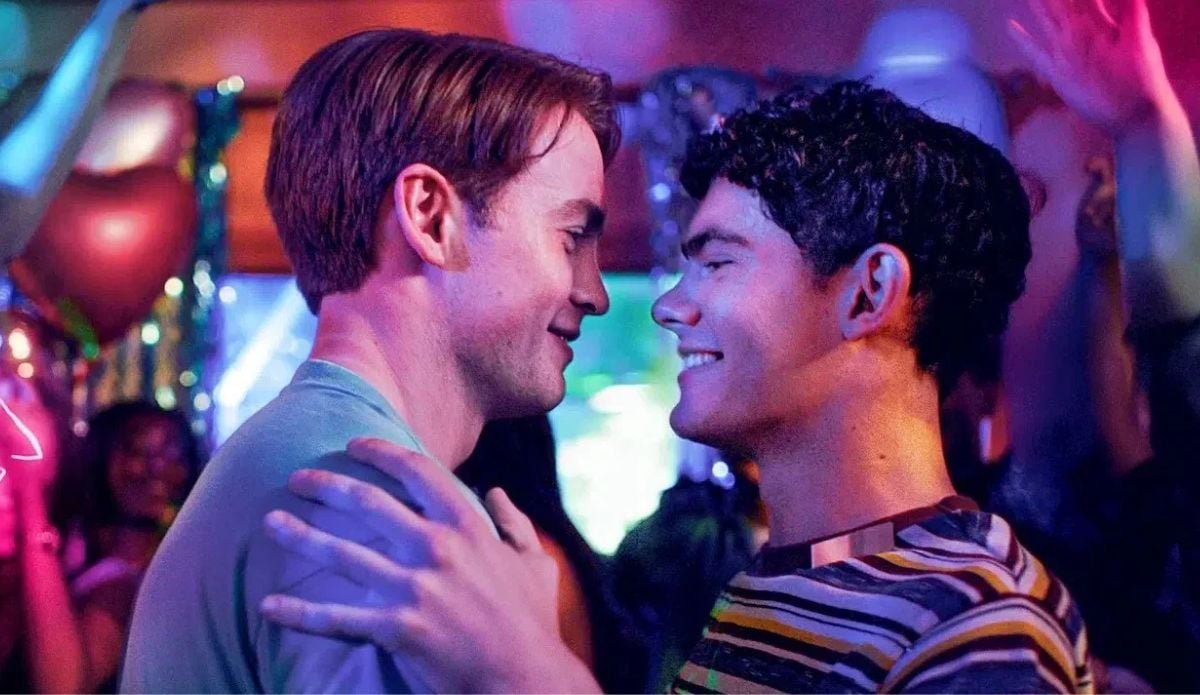 Nick e Charlie dançando juntos em cena romântica de Heartstopper para Sempre, destaque absoluto dos lançamentos de julho.