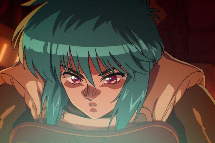 Motoko Kusanagi com cabelos verdes e olhos rosa no remake de The Ghost in the Shell, grande lançamento entre as estreias do streaming.