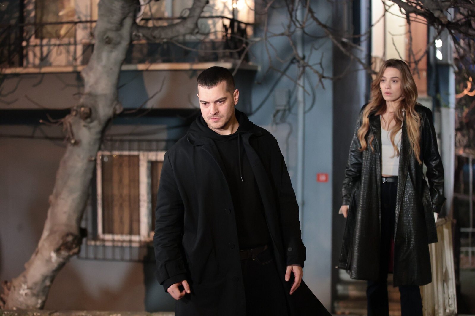 Atores Çağatay Ulusoy e Sümeyye Aydoğan em cena noturna da série Gaddar, destacando as novidades de julho no streaming.