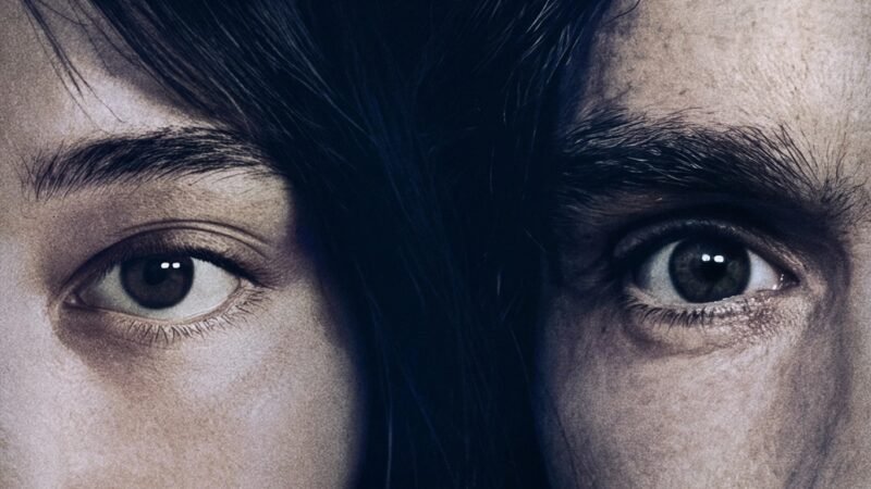 Close-up nos olhos de Sophia Maddox e Charles Manson no cartaz do documentário Meu Avô Charles Manson, destaque nas novidades de julho.