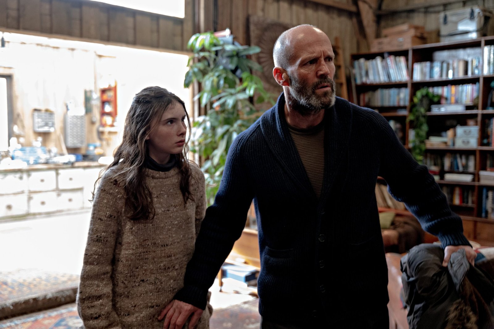 Jason Statham em cena de pura tensão e suspense no filme Missão Refúgio, destaque dos lançamentos de julho.