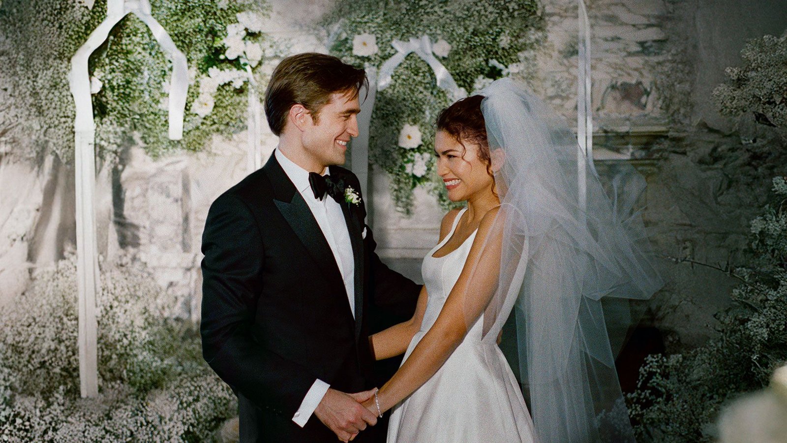 Robert Pattinson e Zendaya vestidos de noivos na comédia romântica ácida O Drama, destaque absoluto entre as estreias do streaming.
