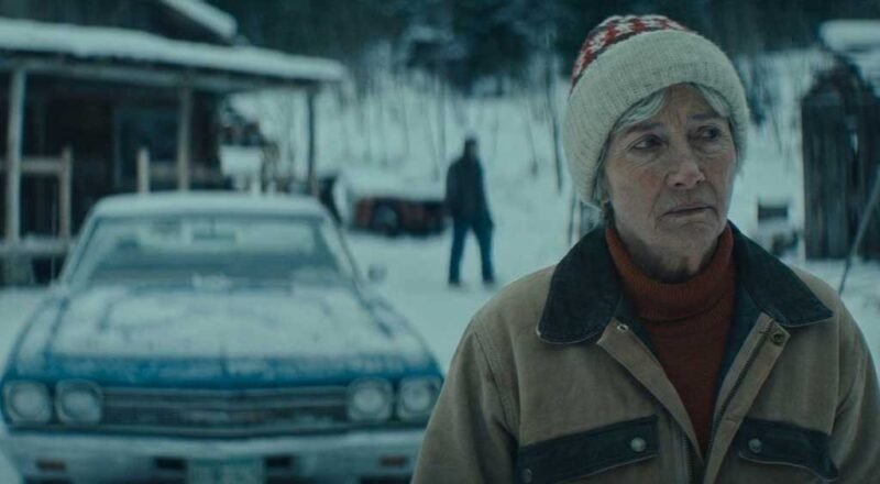 Emma Thompson com gorro de lã em cenário de neve no filme O Frio da Morte para a postagem de favoritos de junho.