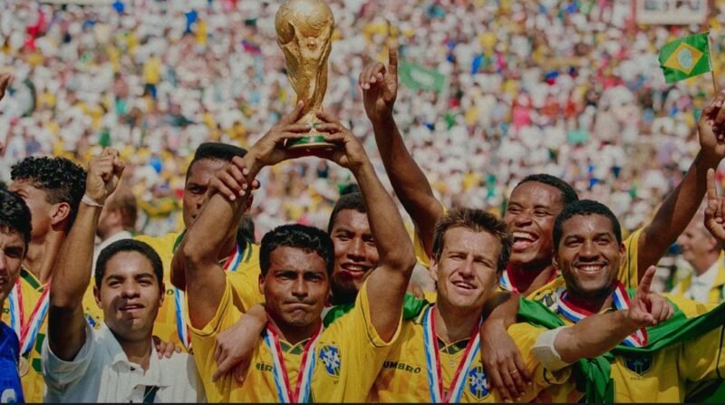 Romário e Dunga erguendo a taça da Copa do Mundo no documentário Tetra: Acreditar de Novo para a lista de favoritos de junho.