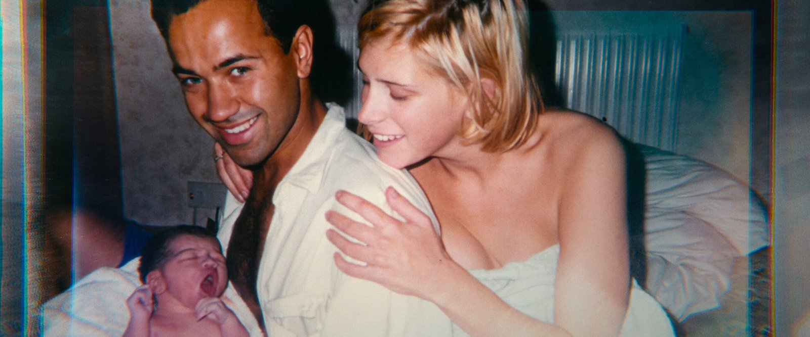 Foto antiga de arquivo mostrando Rachel Nickell e seu companheiro André Hanscombe sorridentes ao lado do filho bebê, ilustrando o documentário de true crime da Netflix.