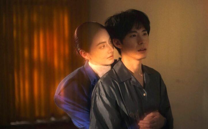 Davika Hoorne e Witsarut Himmarat em cena conceitual de A Useful Ghost, destacando as novidades de julho no streaming.