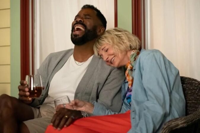 Colman Domingo rindo em cena descontraída na varanda para o post de favoritos de junho.