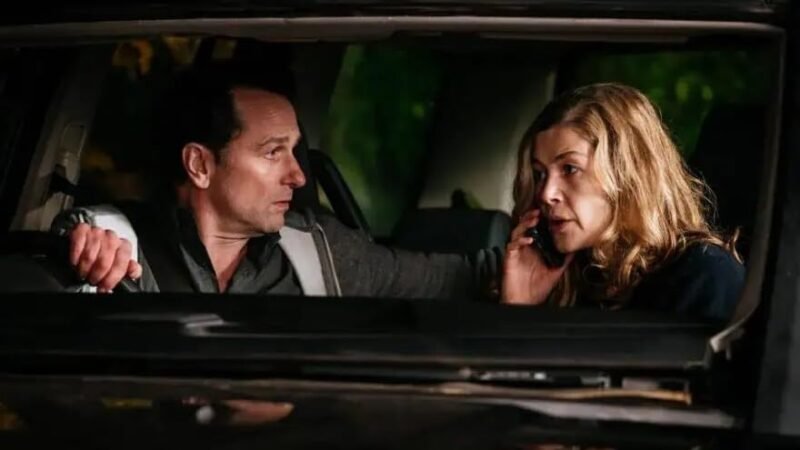 Rosamund Pike e Matthew Rhys desesperados dentro do carro em cena para o post de favoritos de junho.