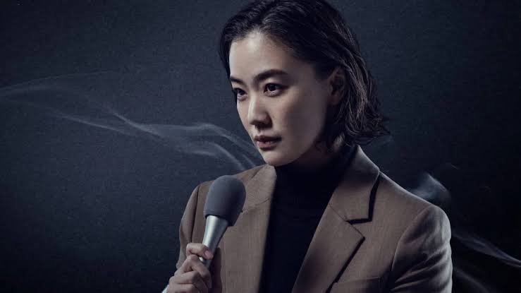 Atriz Yu Aoi como jornalista na série Vapor Humano, uma das principais dicas de o que assistir nos streamings em julho.
