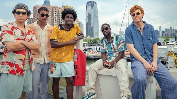 Kevin Hart sorrindo com elenco a bordo de um iate na comédia 72 Horas em Miami, uma das novidades de julho.