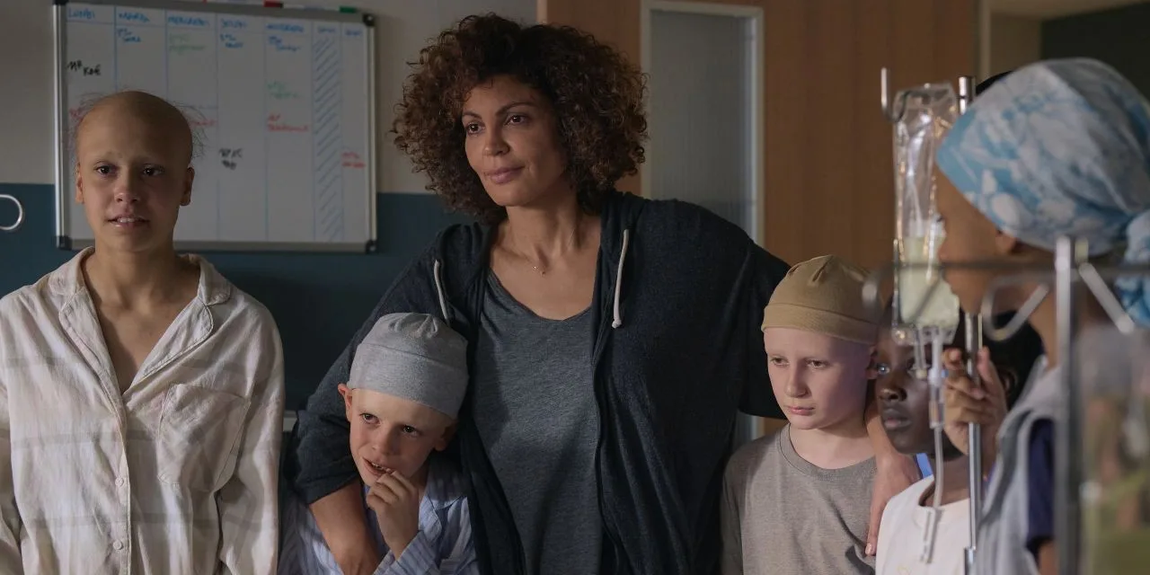 Nawell Madani abraçada com crianças em ala hospitalar no filme Sem Nada a Perder, destaque entre as estreias do streaming.