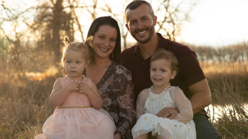 Foto de família com Shanann Watts, Chris Watts e suas duas filhas pequenas sorrindo em um campo aberto ao pôr do sol, representando o documentário de true crime da Netflix.