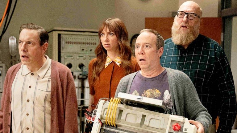 Elenco de Stuart Não Consegue Salvar o Universo assustado em laboratório, destacando as novidades de julho no streaming.