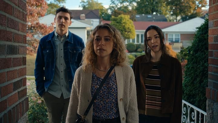 Tatiana Maslany e o elenco em cena tensa na rua em Prazer Máximo Garantido, um das produções listadas nos favoritos de julho.