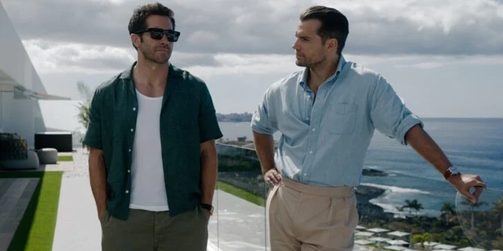 Os atores Jake Gyllenhaal e Henry Cavill no filme de ação Na Zona Cinzenta, destaque que chega ao streaming em agosto.