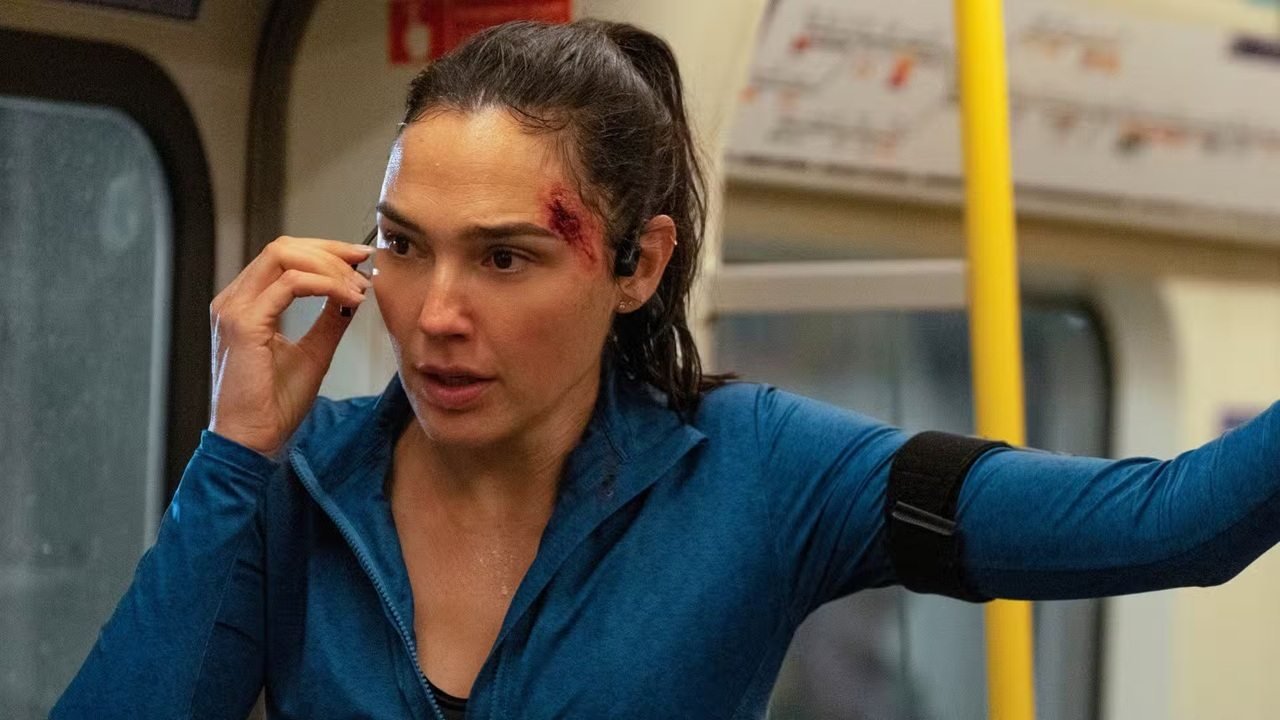 Gal Gadot ferida dentro de um vagão em A Corredora, uma das estreias de setembro